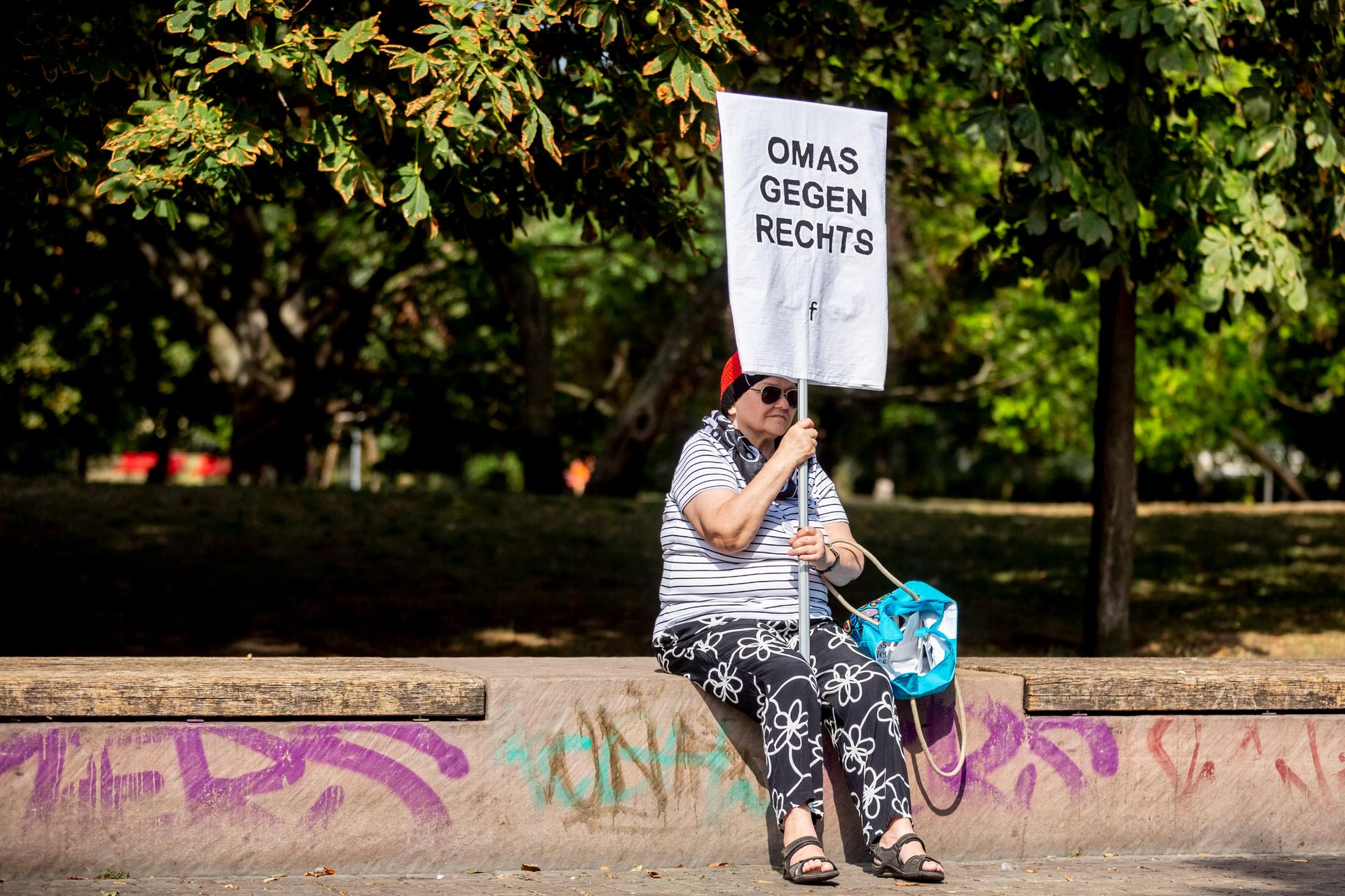 "Omas gegen rechts" steht bei der Gegendemonstration zum Neonazi-Aufmarsch anlässlich des 31. Todestages von Rudolf Heß auf dem Plakat einer Teilnehmerin. 