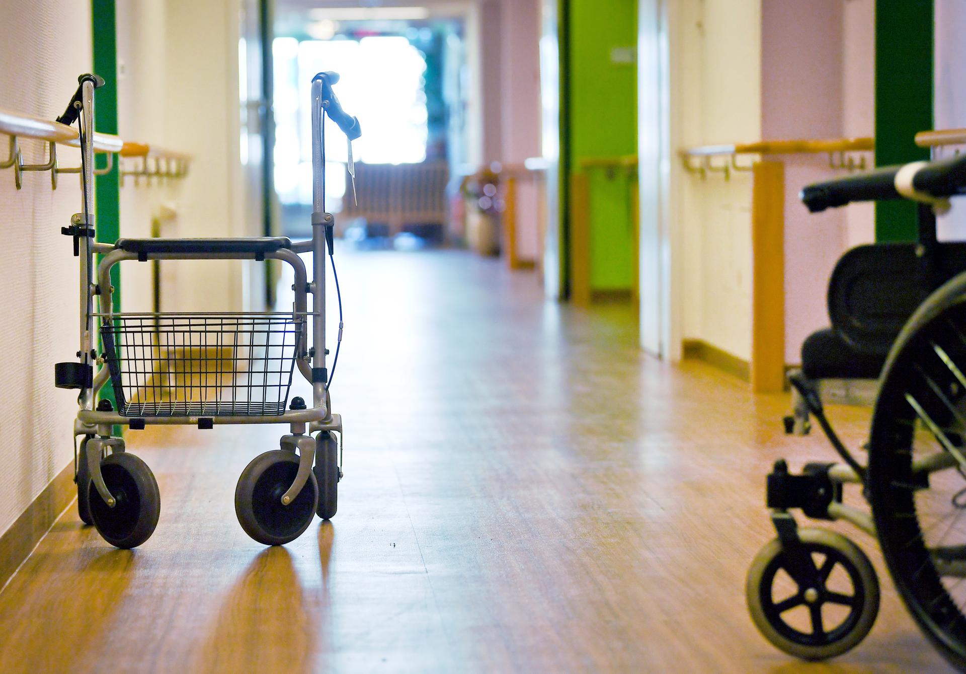 Tristesse: Ein Rollator steht vor einem Zimmer im Heim geparkt (Symbolbild).