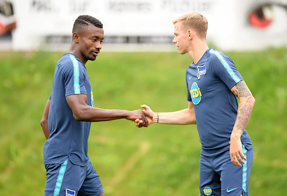 Die Wette gilt: Kalou bietet Duda die Luxusuhr, wenn er trifft.