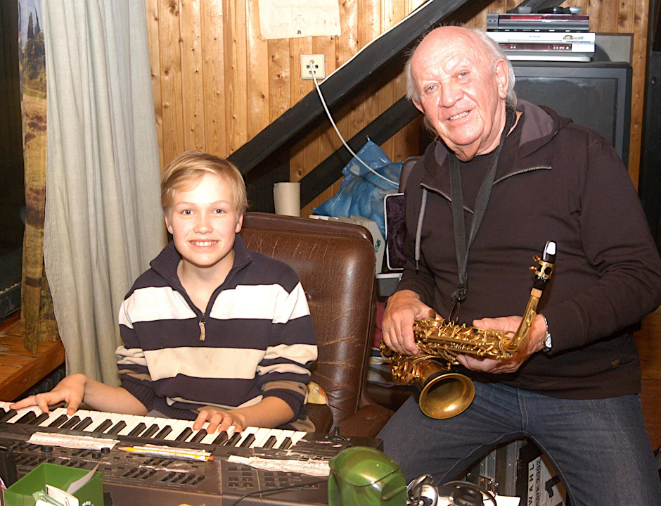 Peter „Eingehängt“ Meyer bringt in seinem Arbeitszimmer Enkel Ludwig bei, wie man auf dem Keyboard musiziert. Natürlich spielen sie Puhdys Hits.
