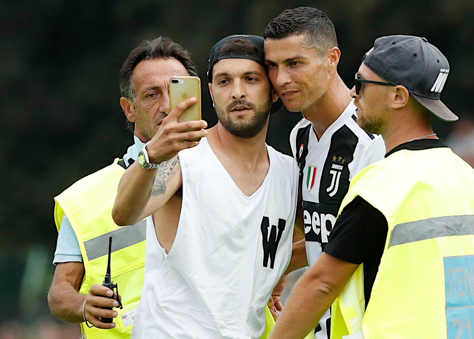 Selfie mit Flitzer: Auch da ist Cristiano Ronaldo ganz Profi.
