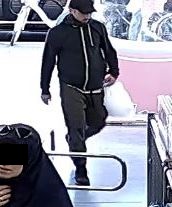 Der Täter flüchtete mit dem Geld in einem weißen Plastikbeutel.