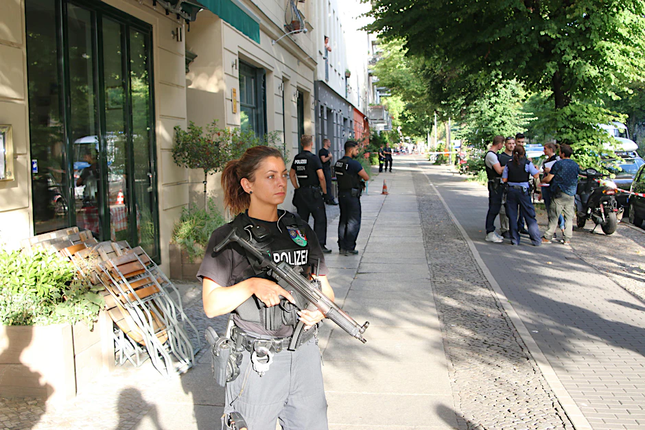 Der Gehweg vor der Bar: Polizisten haben den Tatort abgesperrt und befragen Zeugen.