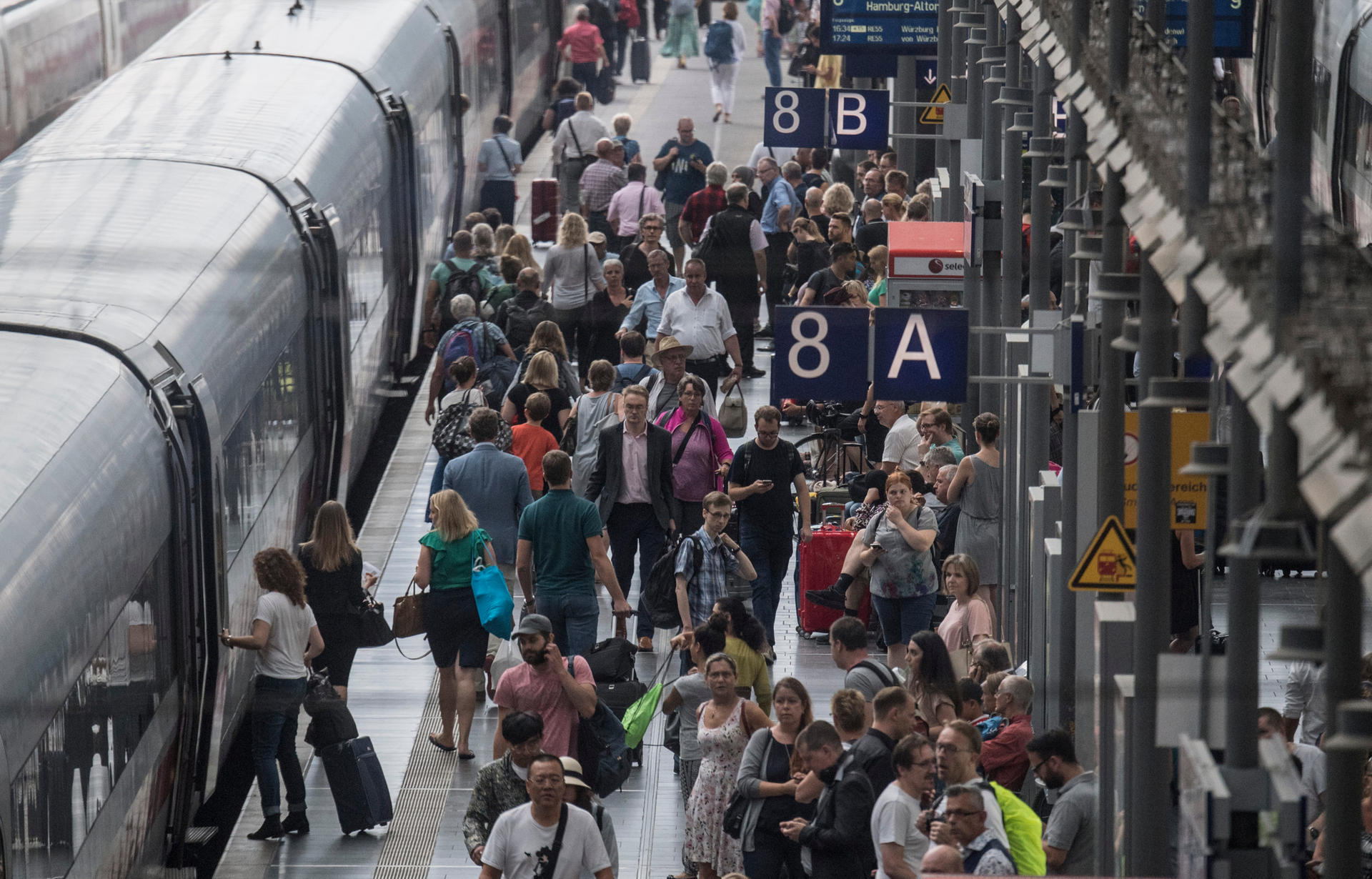 Gewitter haben in vielen Regionen Deutschlands zu Sperrungen und erheblichen Einschränkungen im Bahnverkehr geführt. 