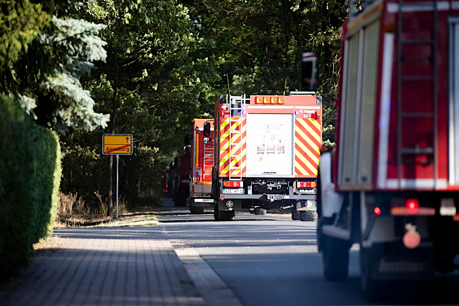 Im Zwei-Stunden-Takt wechseln sich die Feuerwehrleute untereinander ab, um den Brand unter Kontrolle zu halten.