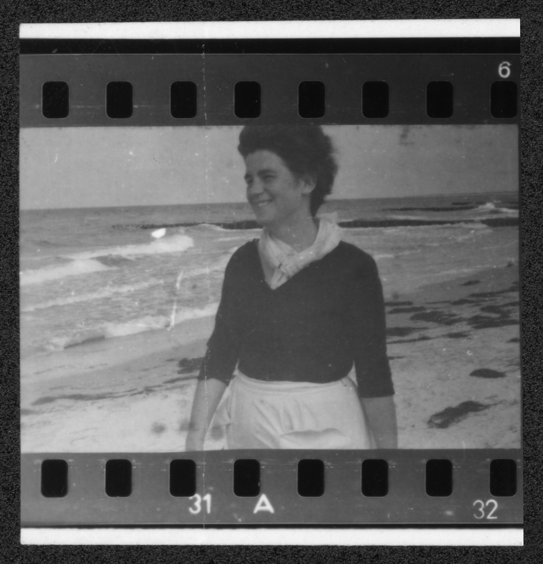 Zu DDR-Zeiten und auch danach war die Schriftstellerin Christa Wolf (1929-2011) Kult. Das Bild zeigt sie als 28-Jährige am Strand. 