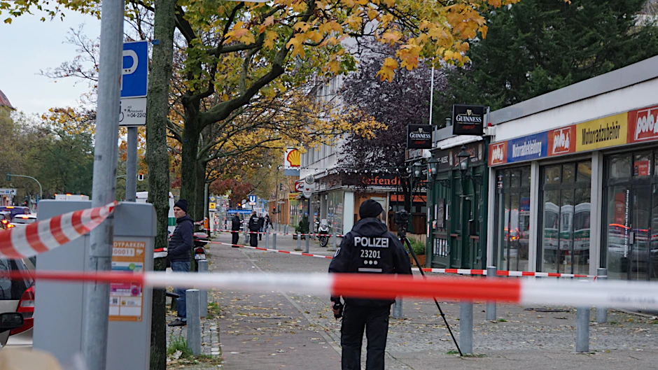 November 2017: Polizisten haben den Tatort, einen Spätkauf, abgesperrt. 