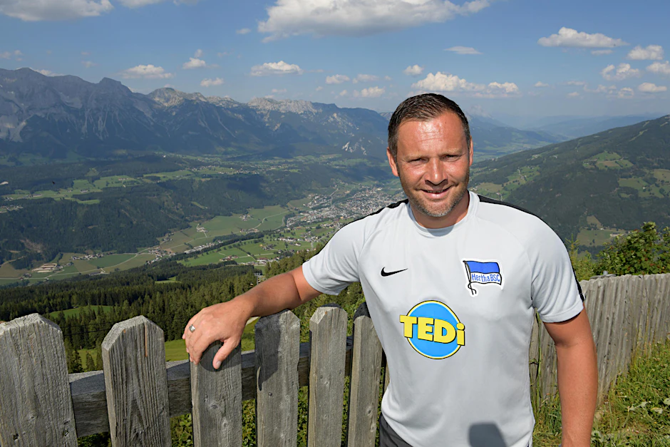 Panoramabild mit Hertha-Trainer. Pal Dardai posiert vor der malerischen Kulisse im Trainingslager. 