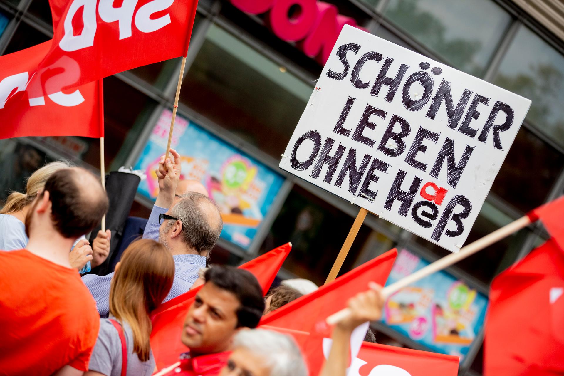 "Schöner leben ohne Heß" steht bei der Gegendemonstration zum Neonazi-Aufmarsch anlässlich des 31. Todestages von Rudolf Heß auf einem Plakat.