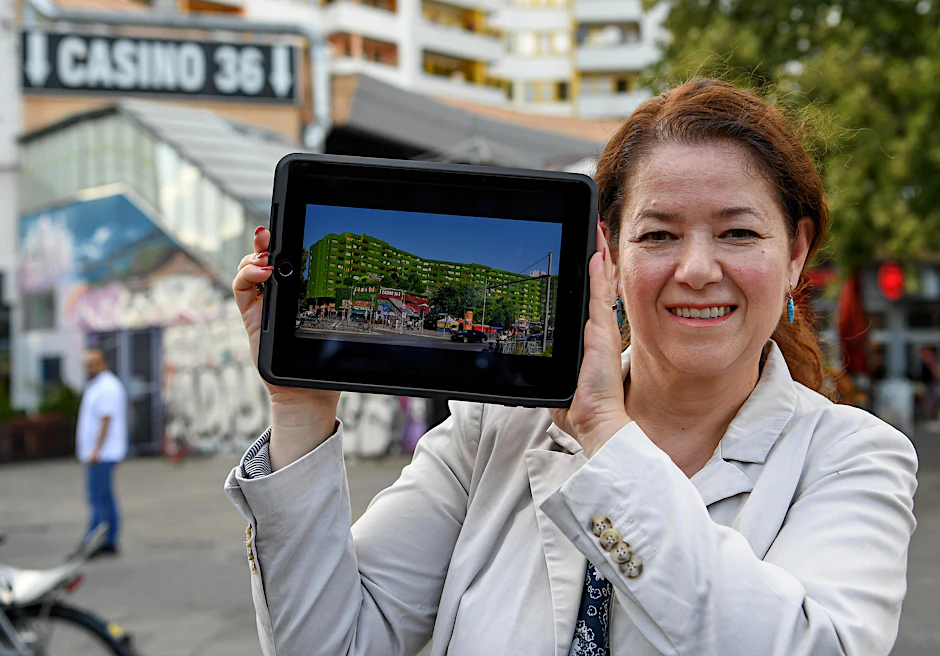 Ülker Radziwill (SPD), Berliner Abgeordnete zeigt auf einem Tablet den Vorschlag für die Begrünung des Kreuzberger Zentrums am Kottbusser Tor.