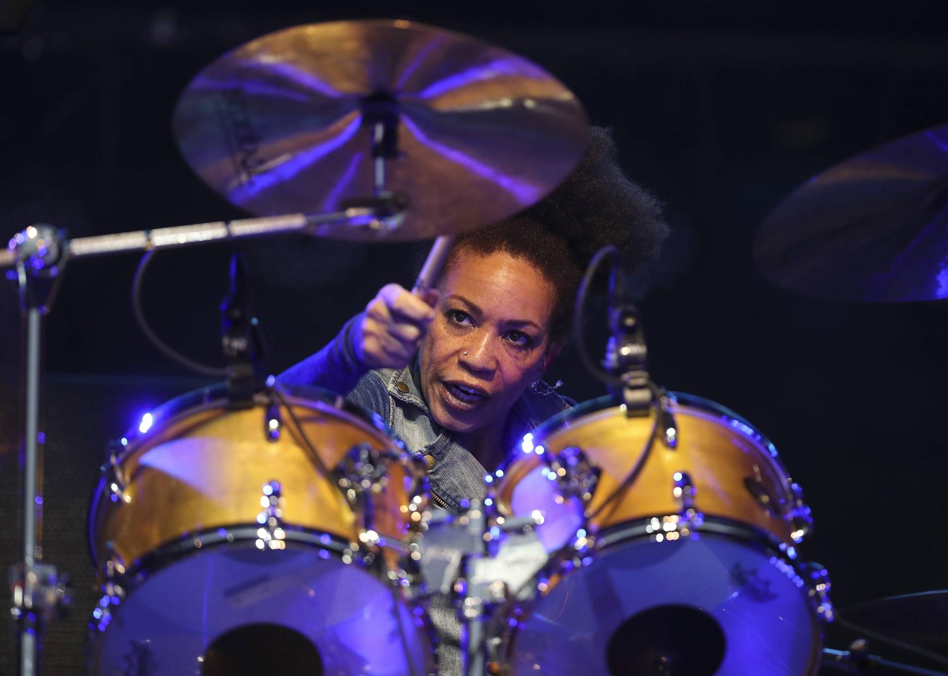 Schlagzeugerin Cindy Blackman Santana rettete für ihren Gitarren-Guru-Mann den Abend.