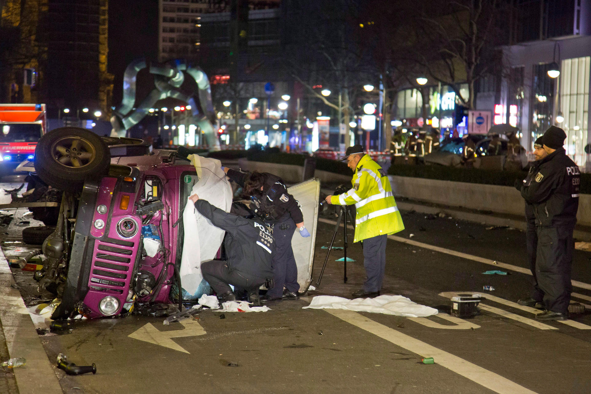 Der Jeep wurde regelrecht durchbohrt. Der Fahrer war sofort tot. 