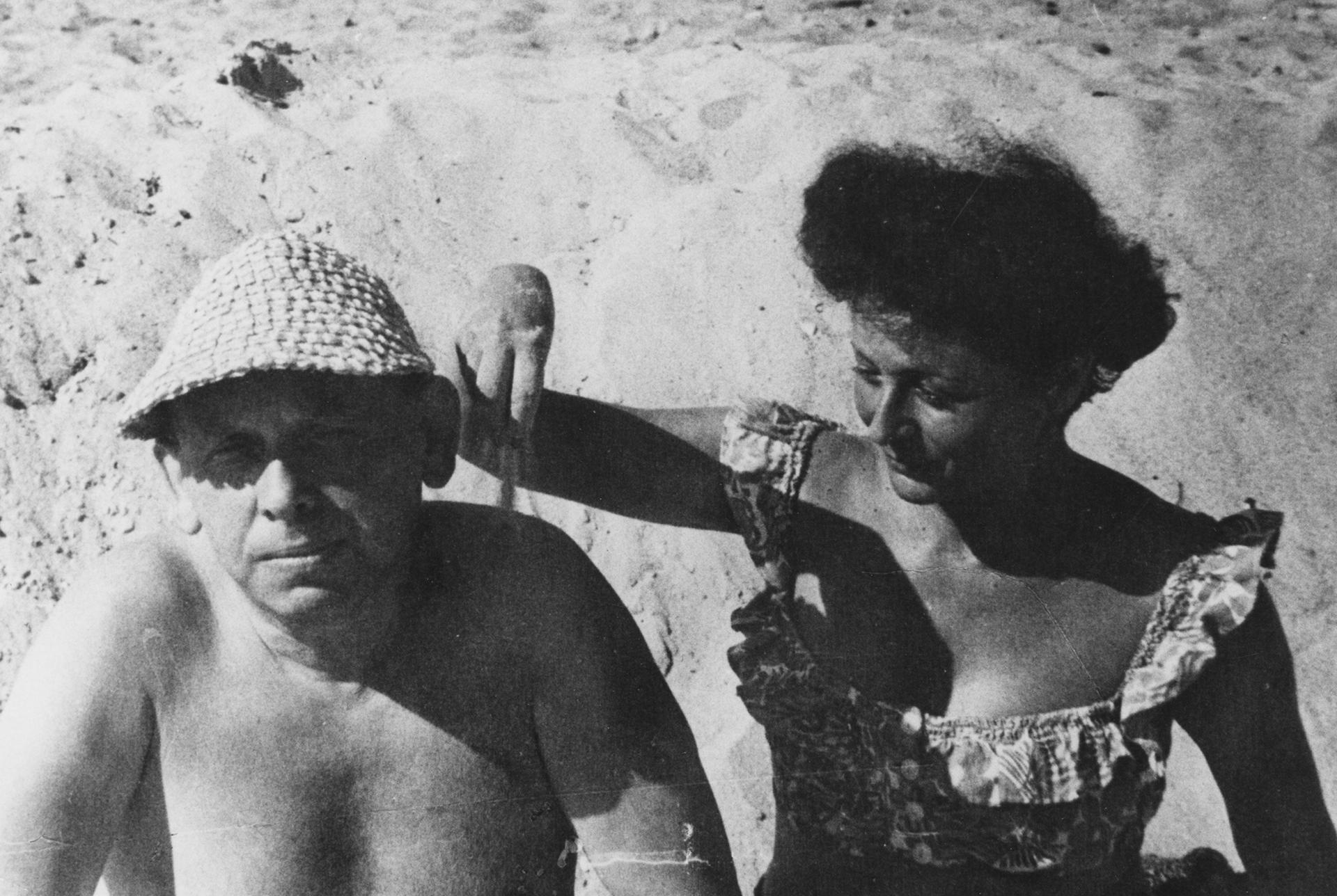 Hanns Eisler (1898-1962), der Komponist der DDR-Hymne, lässt sich von seiner Louise mit Sand berieseln. Das Foto entstand 1950. Laut dem Magazin „Zeitschrift für Ideengeschichte“ machte er während der Urlaube eine Diät.