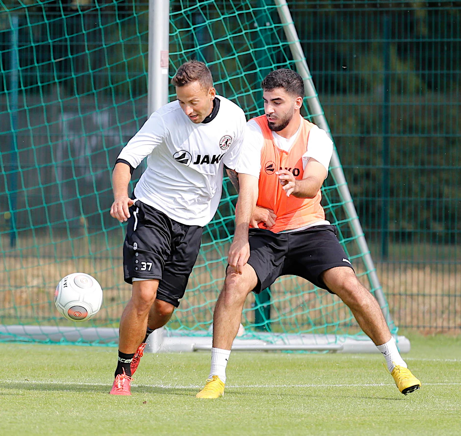 Frisch verpflichte und schon frisch dabei im Training: Ronny Garbuschewski hier im Dueal mit Wael Karim. 