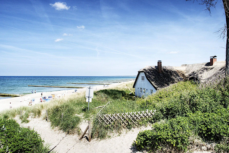 Der weite Strand von Ahrenshoop ist auch heute noch bei Touristen sehr beliebt. Das Örtchen auf der Halbinsel Darß hat gerade mal gut 700 Einwohner.