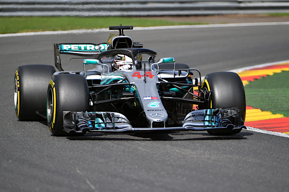 Lewis Hamilton (r.) jubelt nach der Quali, Sebastian Vettel guckt eher gequält.