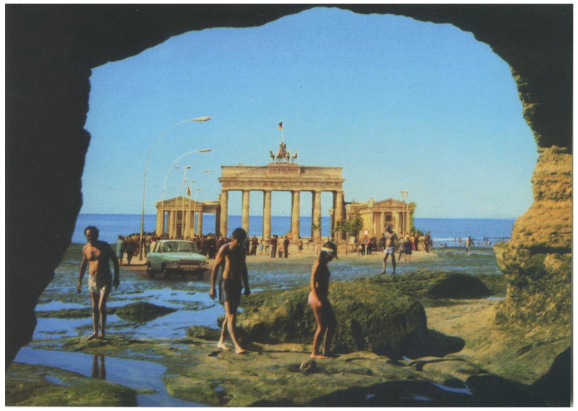 Urlauber klettern über Felsen, im Hintergrund ragt das Brandenburger Tor aus dem Meer. 