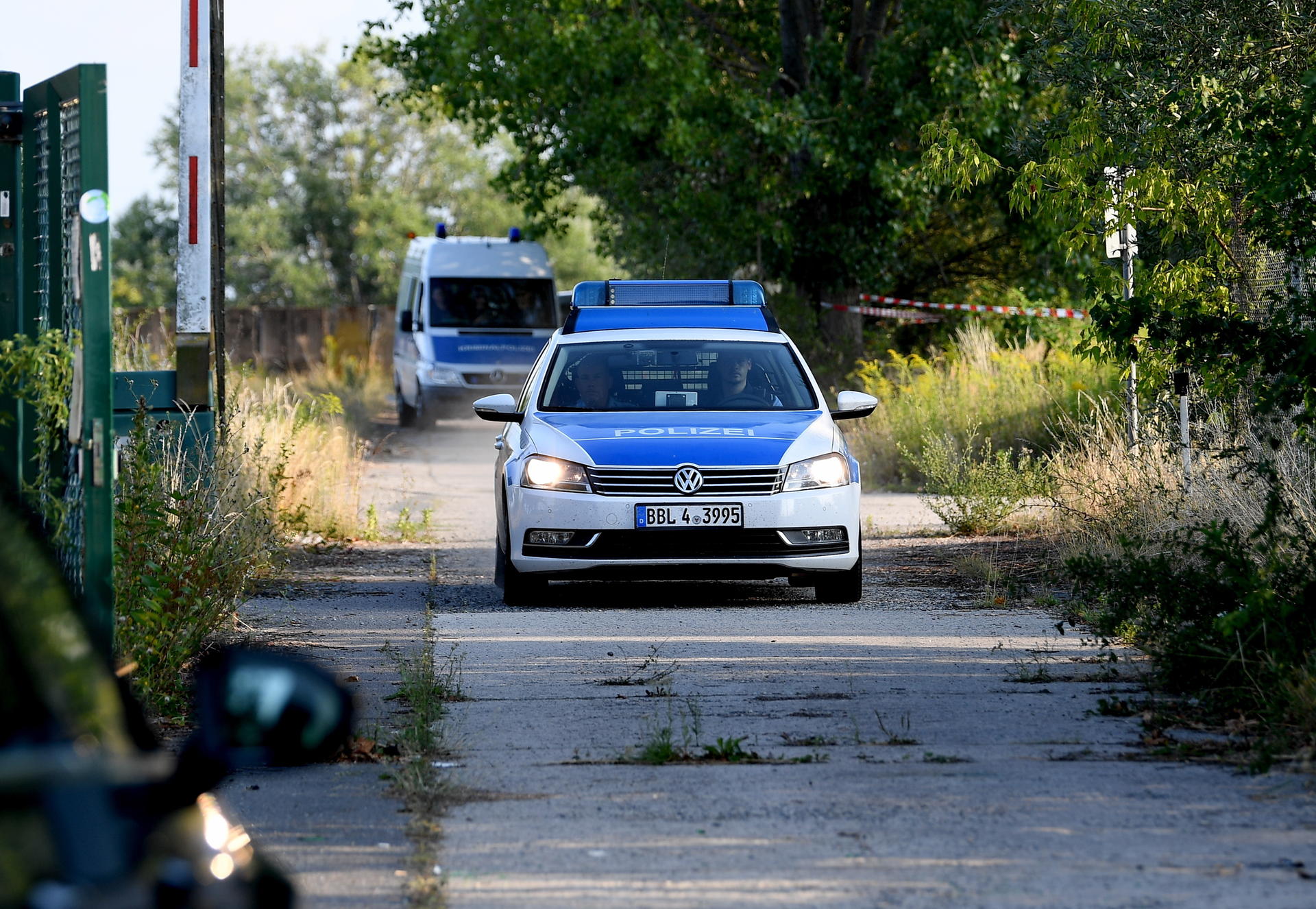 Ahrensfelde: Fahrzeuge der Kriminalpolizei verlassen den Einsatzort. 