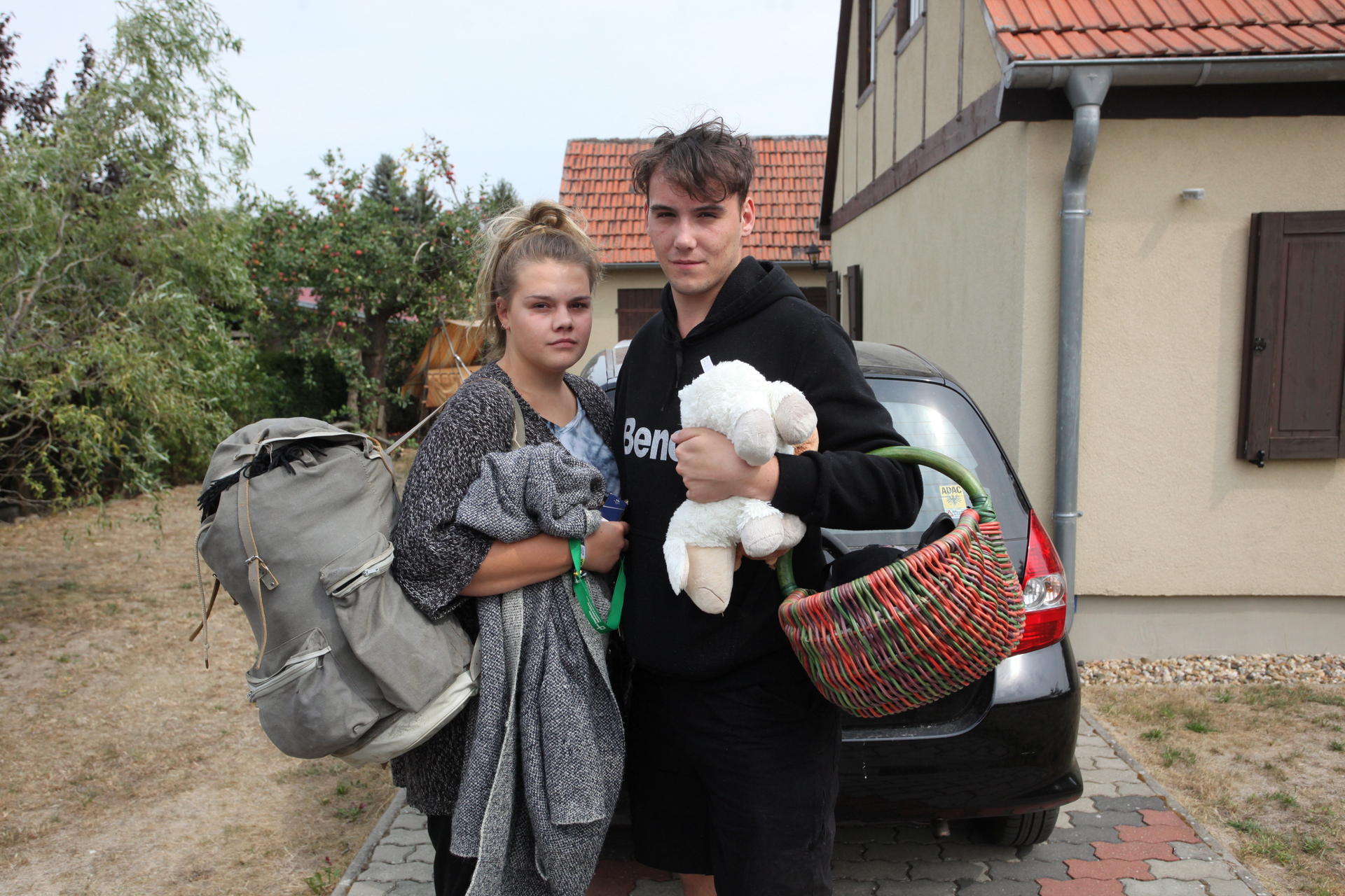 Emely (20) und Robert Kranz (19). „Wir hatten 30 Minuten Zeit, um unsere Sachen zu packen und das Haus zu verlassen.“