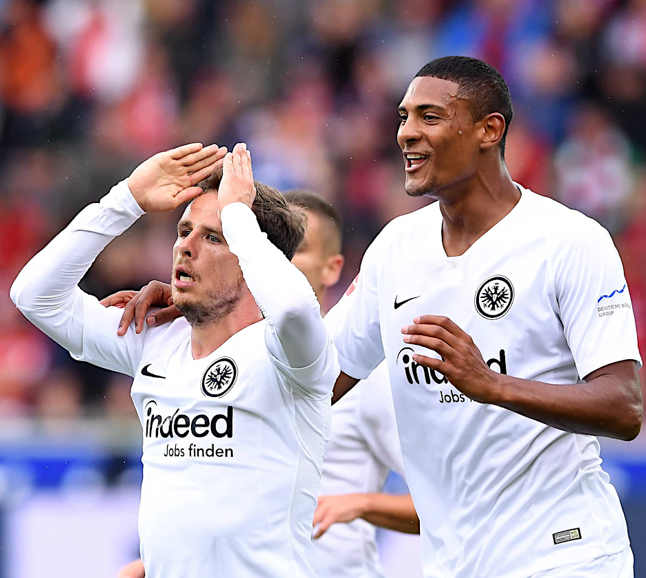 Nicolai Müller (l.) und Sebastien Haller bejubeln Frankfurts 1:0.