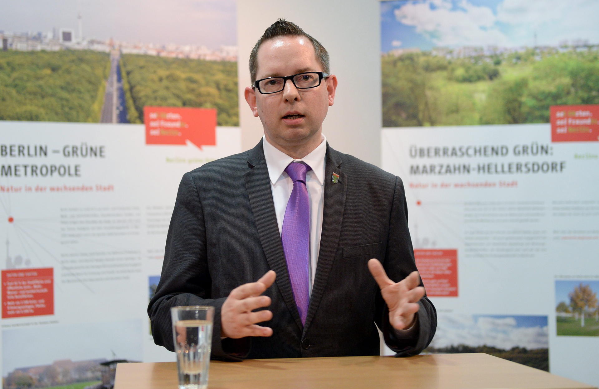 Bezirksbürgermeister Oliver Igel (SPD) war im Bezirksamt im Einsatz, um Strom-Opfern zu helfen. 