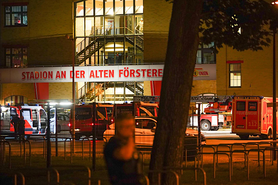 Fahrzeuge der Feuerwehr stehen vor dem Stadion der Alten Försterei.