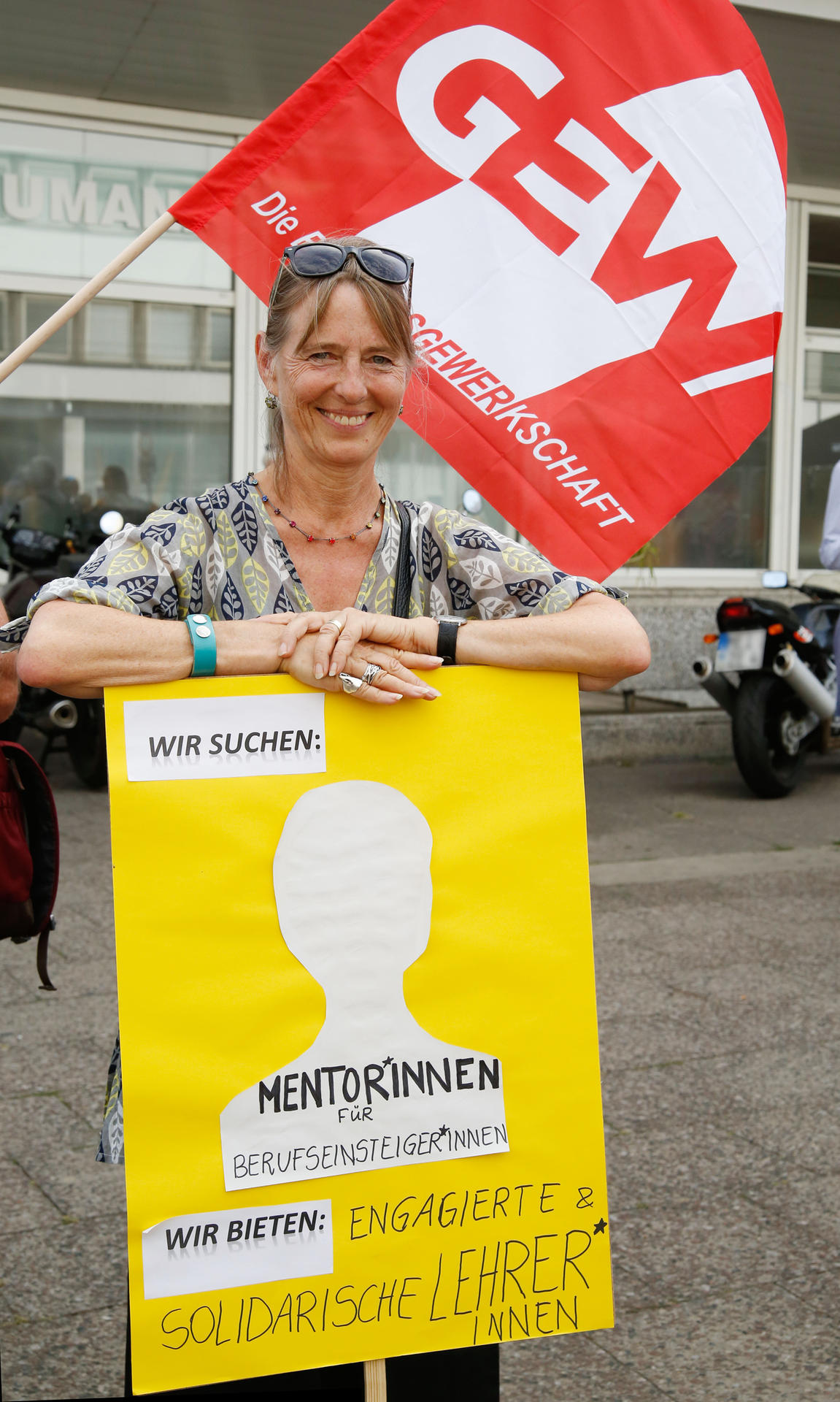 Brigitte Gajewski, 63, muss als reguläre Lehrerin die Quereinsteiger anlernen.  