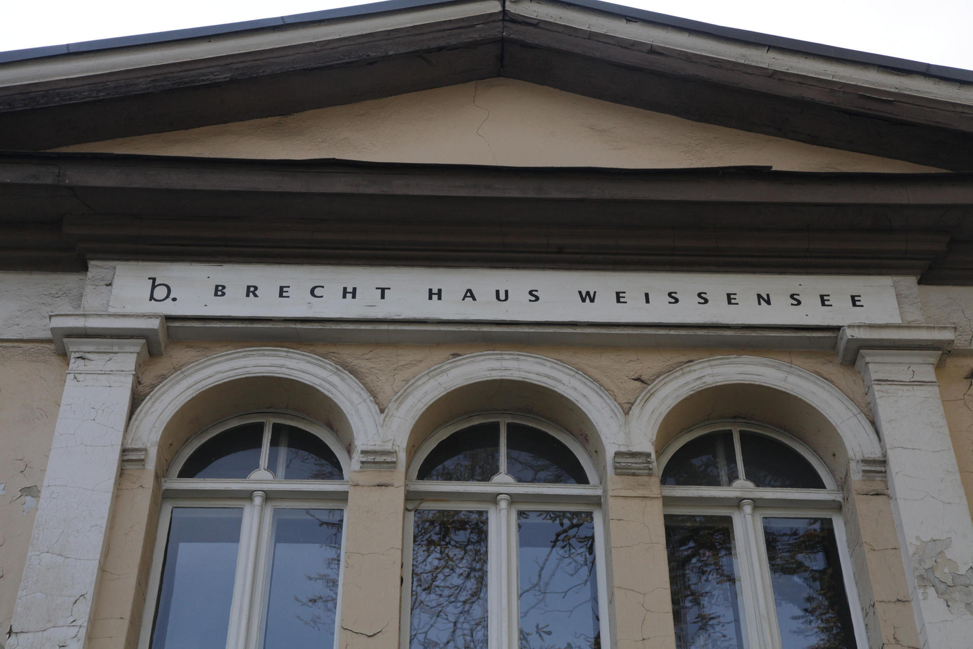 Ein Schriftzug an der Fassade erinnert an den prominenten Bewohner.