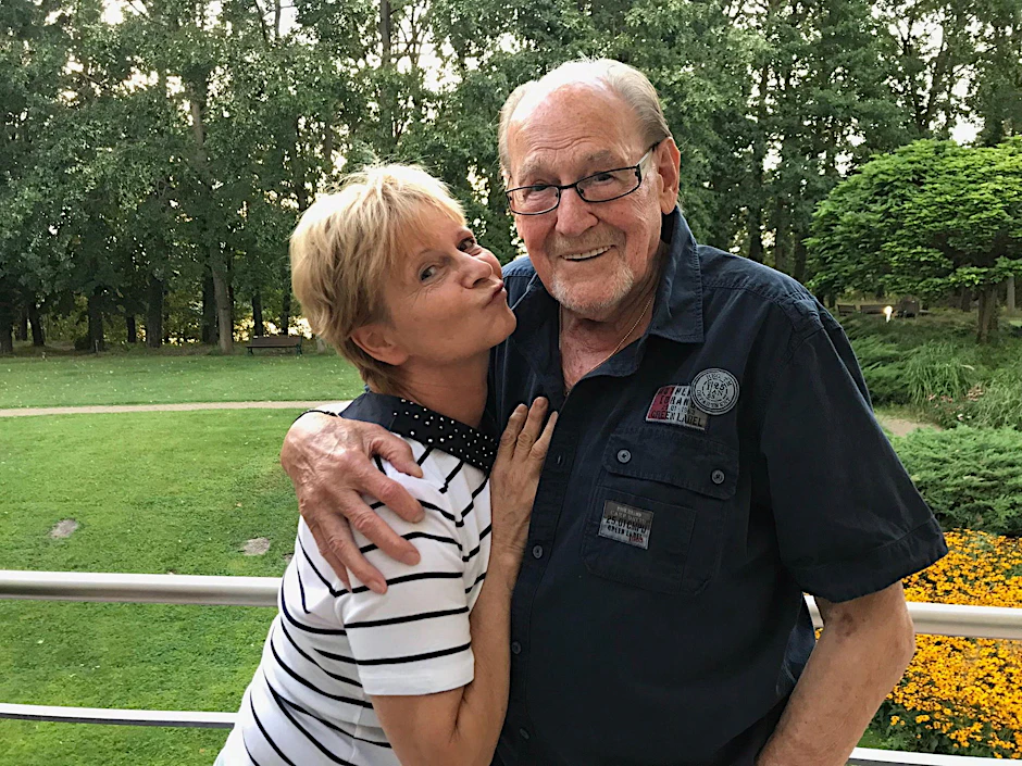 Die Freude ist bei Herbert Köfer groß, als ihn Christine Stüber-Errath in der Reha-Klinik besucht.