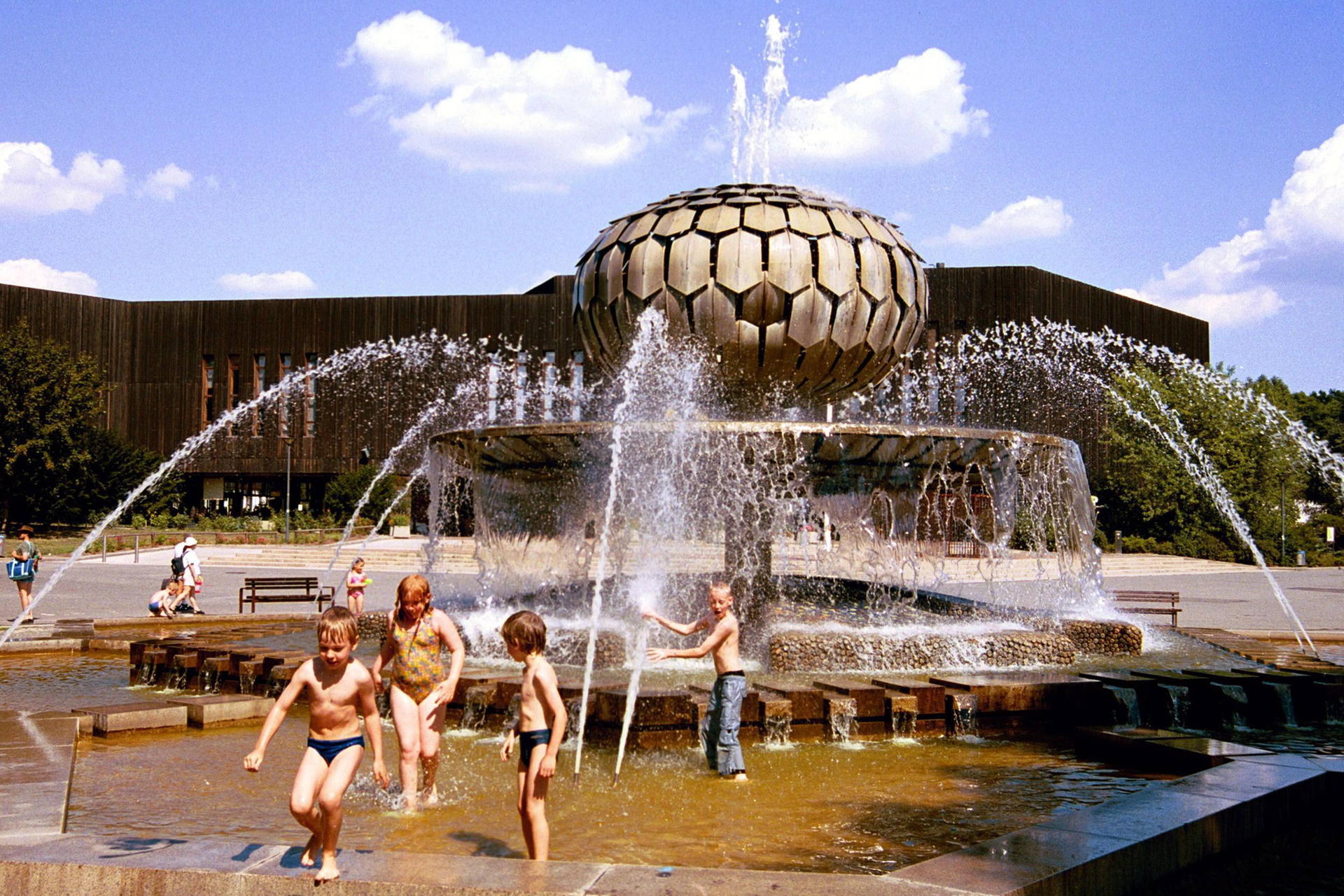 Früher planschten im Brunnen die Kinder, doch seit etwa fünf Jahren sprudeln die Fontänen nicht mehr.