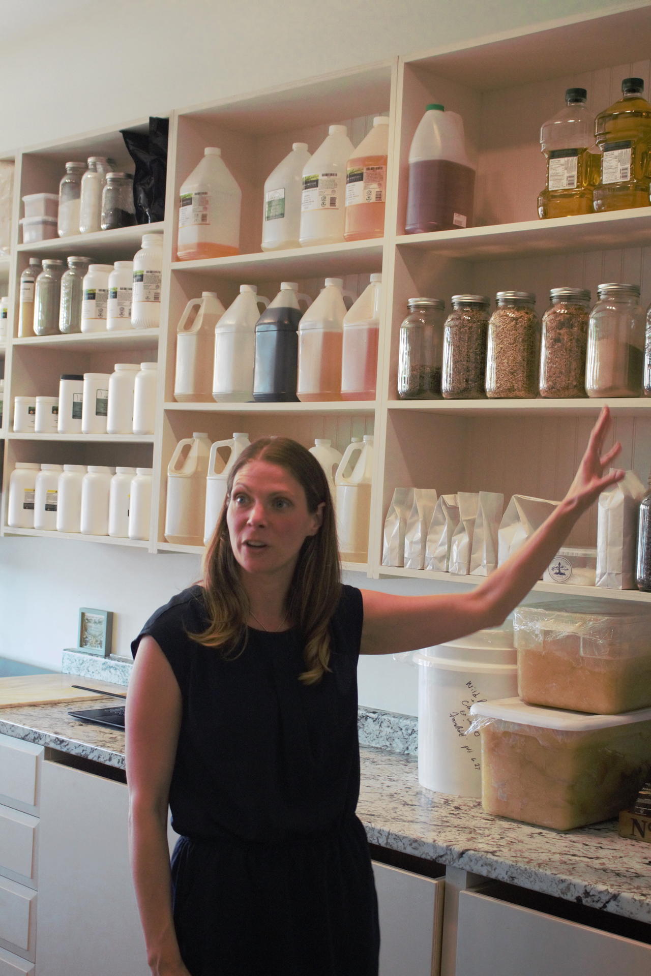 Karen Dewling stellt in einem Labor vegane Cremes und Seifen her. 