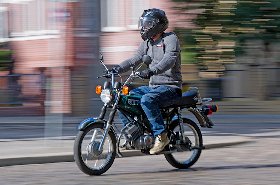 Ein Fahrlehrer fährt auf einer Simson S51. Das Kult-Moped dient vielen Fahrschulen in Ostdeutschland als Ausbildungsfahrzeug in der Fahrschule. 
