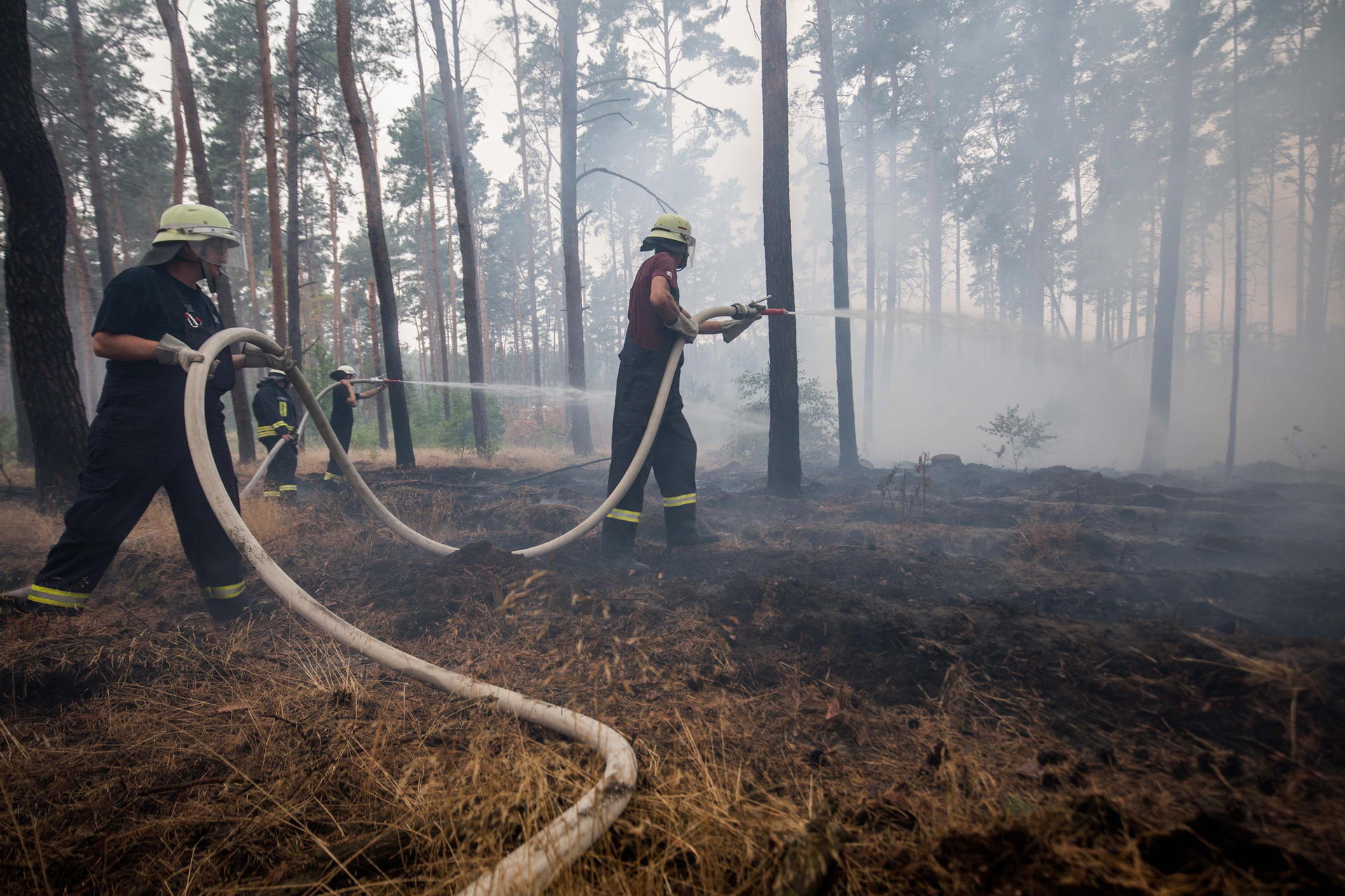 Feuerwehrmänner bekämpfen einen Waldbrand bei Treuenbrietzen. Während der Löscharbeiten kam es immer wieder zu Behinderungen der Einsatzkräfte.