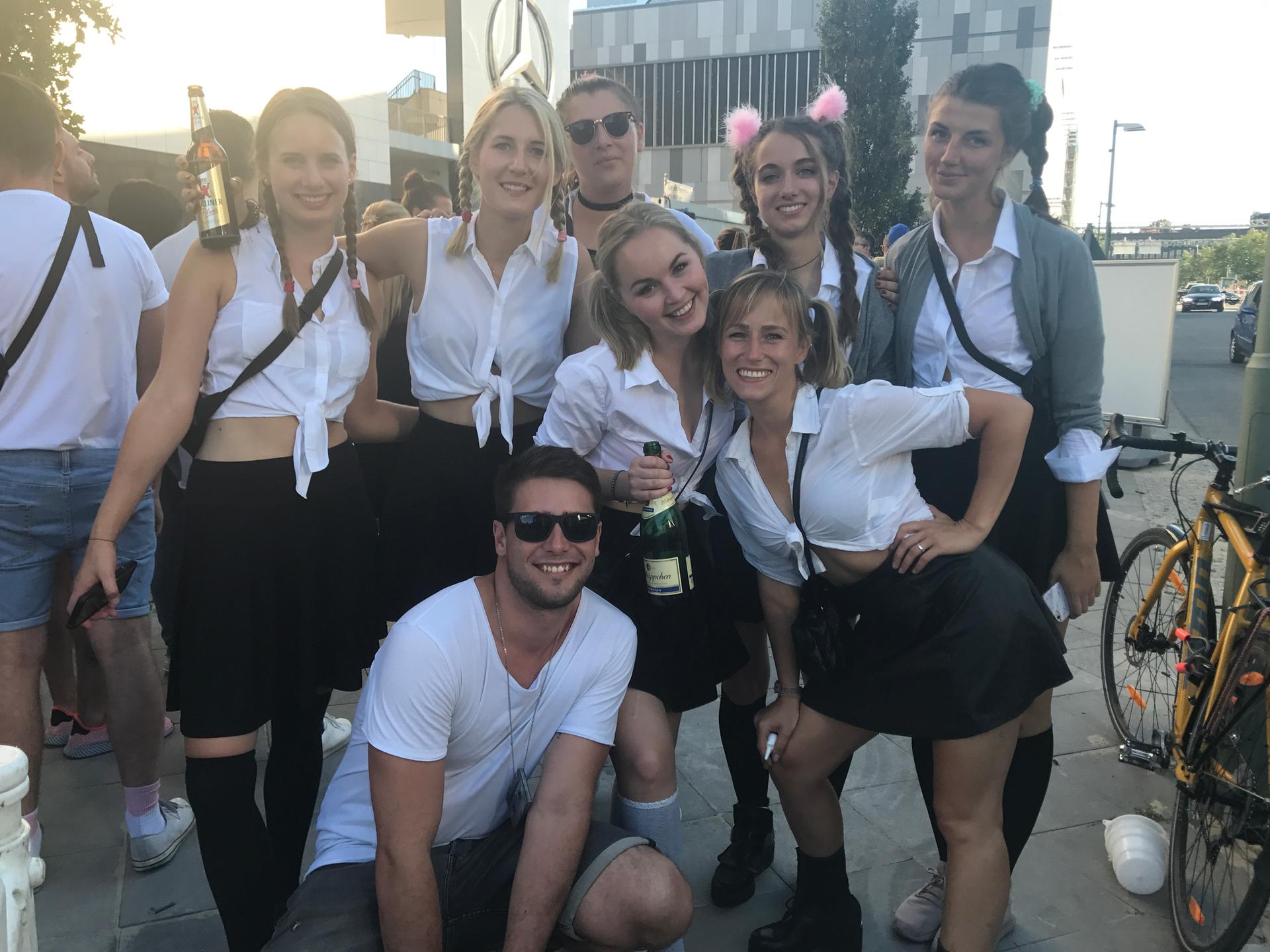 Viele kleine Britney freuen sich auf das Konzert in der Mercedes-Benz-Arena.