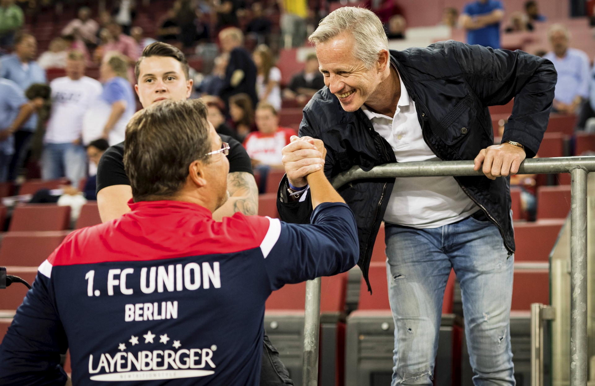 Ex-Trainer Jens Keller freut sich beim Wiedersehen mit Unions-Physio Frank Placzek.