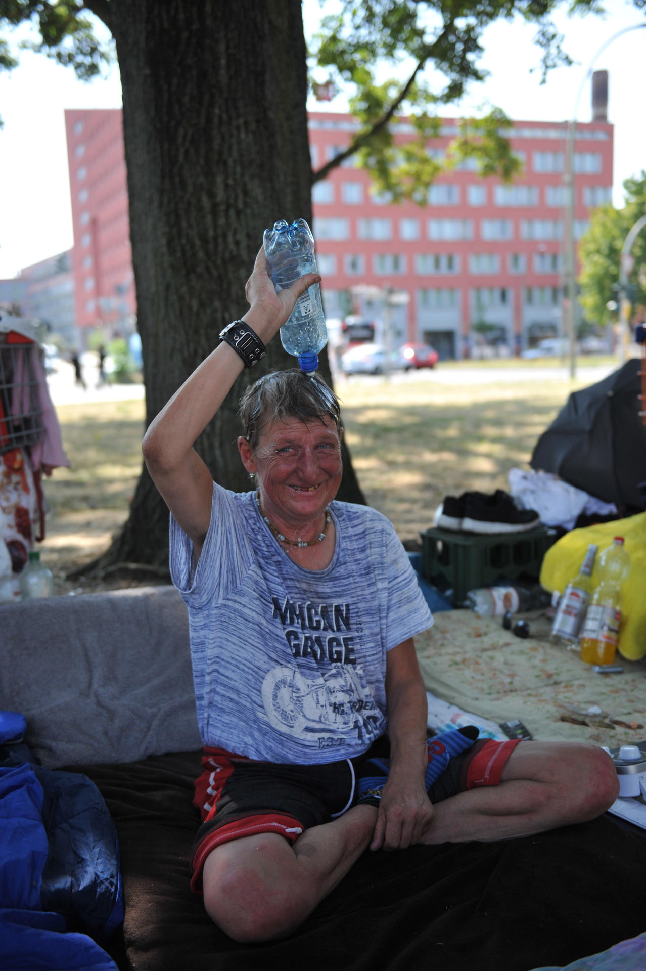 Manuela kippt sich gegen die Hitze Wasser über den Kopf. 