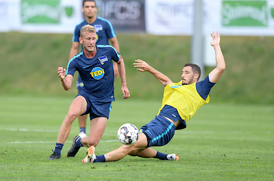 Mathew Lecki geht im Trainingsduell mit Fabian Lustenberger voll zur Sache.