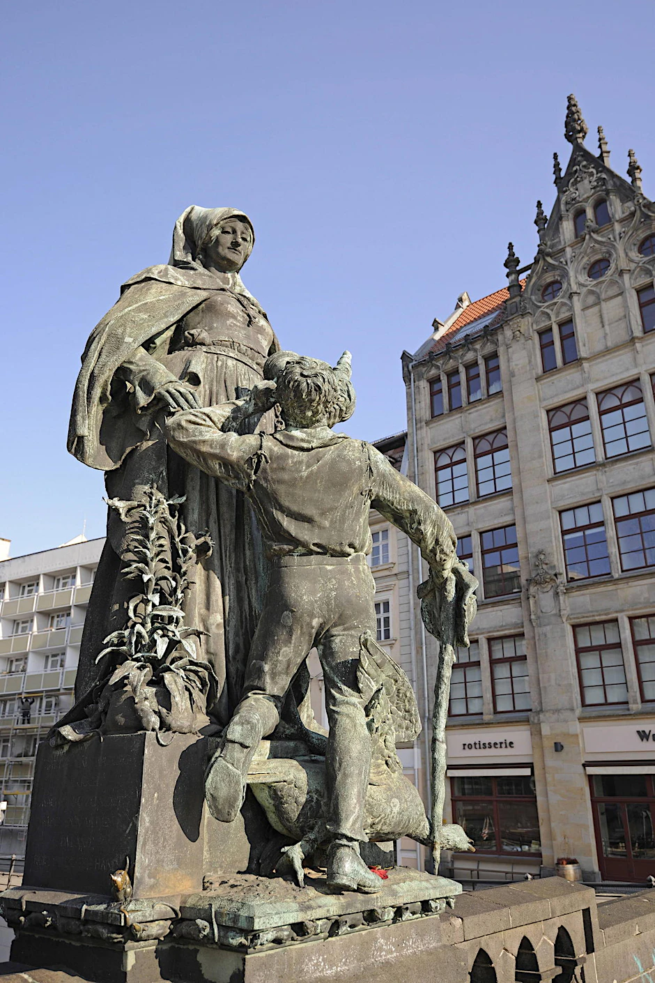 Die Figur der Heiligen Gertraude: Sie reichte einem durstigen Wanderer einen Krug.
