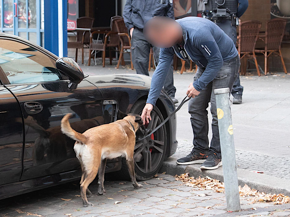 Mit Drogenspürhunden ging die Polizei gegen eine mutmaßliche Bande von Rauschgifthändlern vor.