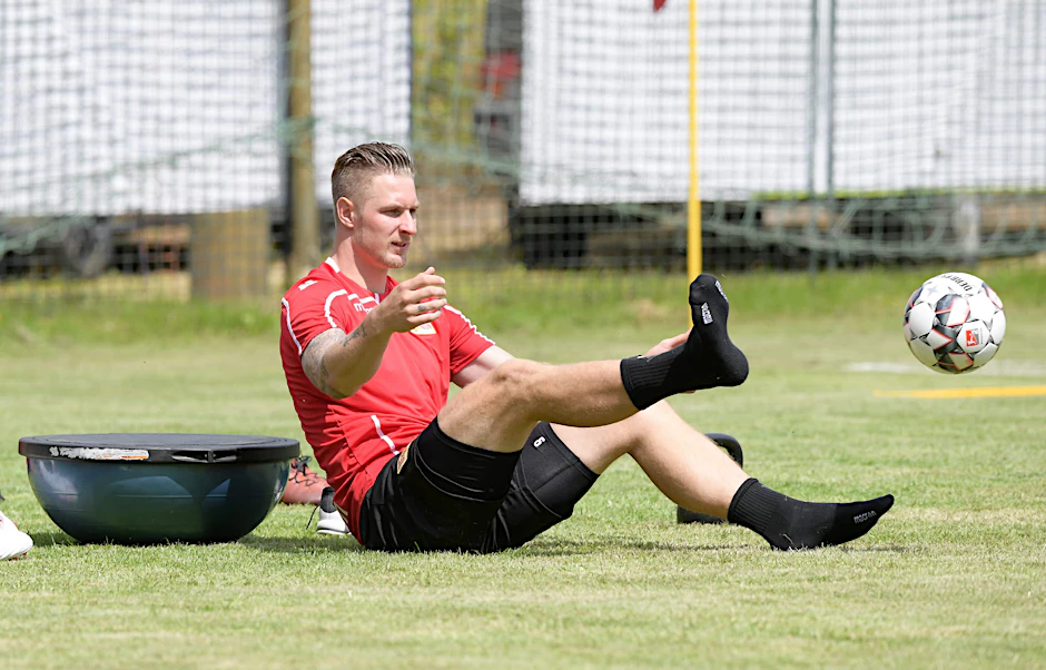Sebastian Polter übt schon wieder mit dem Ball. Zwar ohne Schuhe, aber immerhin.