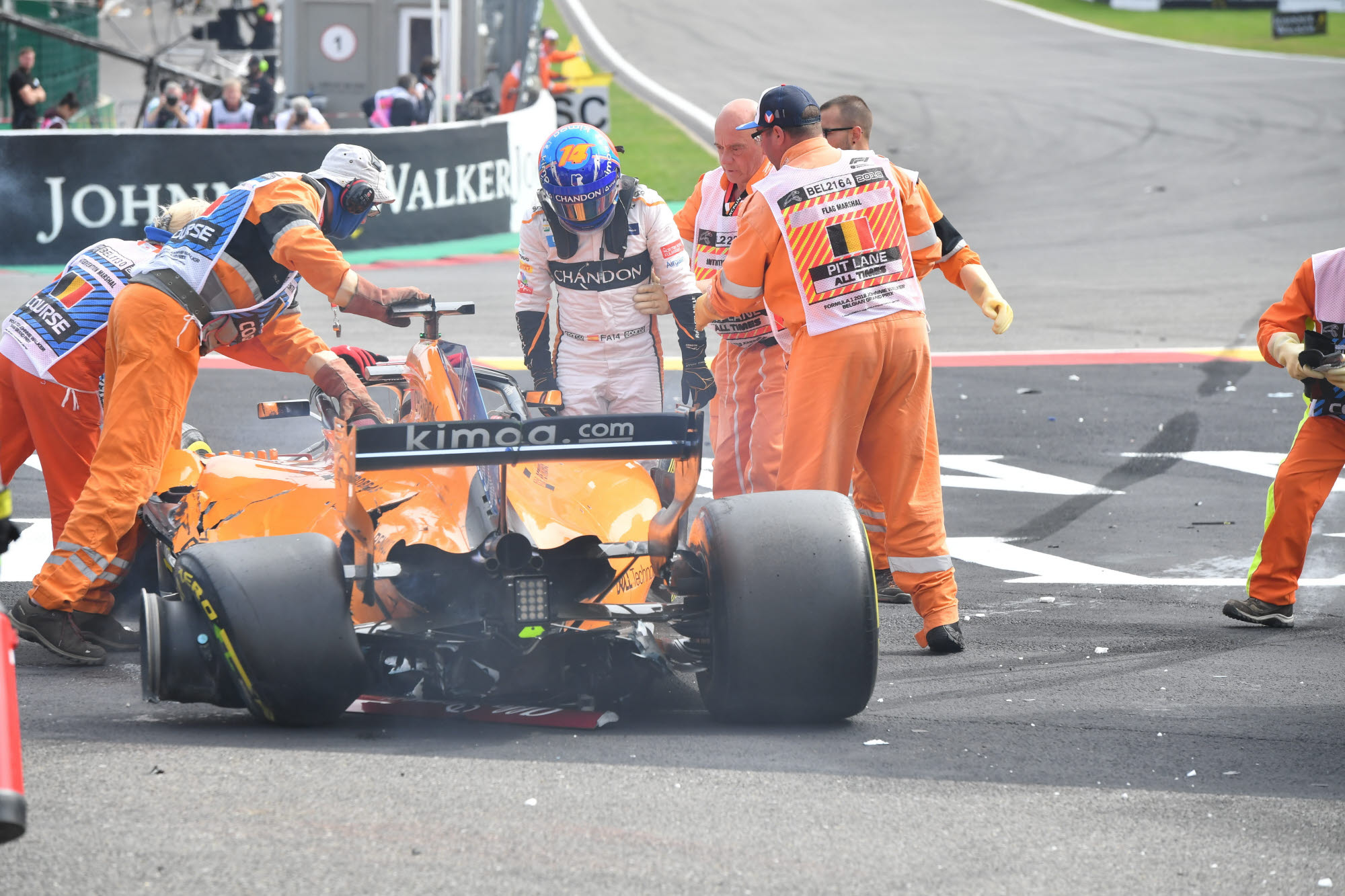 Wie durch ein Wunder steigt Alonso (M.) unverletzt aus dem Schrott- haufen.