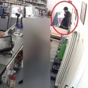 Nachdem er die Angestellte mit einem Messer bedroht und die Kasse aufgehebelt hatte, floh der Täter.