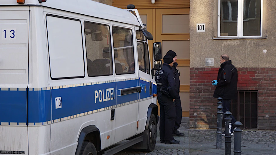 Polizisten vor der Französischsprachigen Katholischen Gemeinde in Berlin-Charlottenburg.