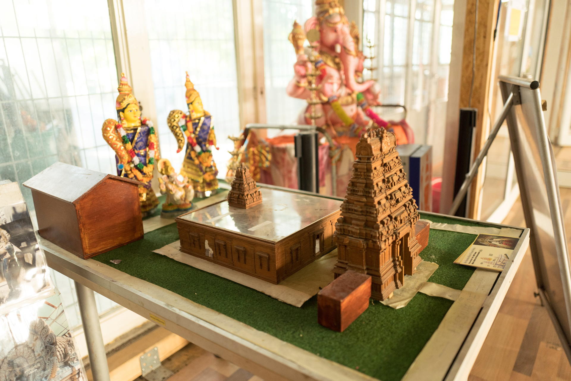 Blick auf ein Modell des im Bau befindlichen Hindu-Tempels, wie er nach der Fertigstellung mal aussehen soll. 