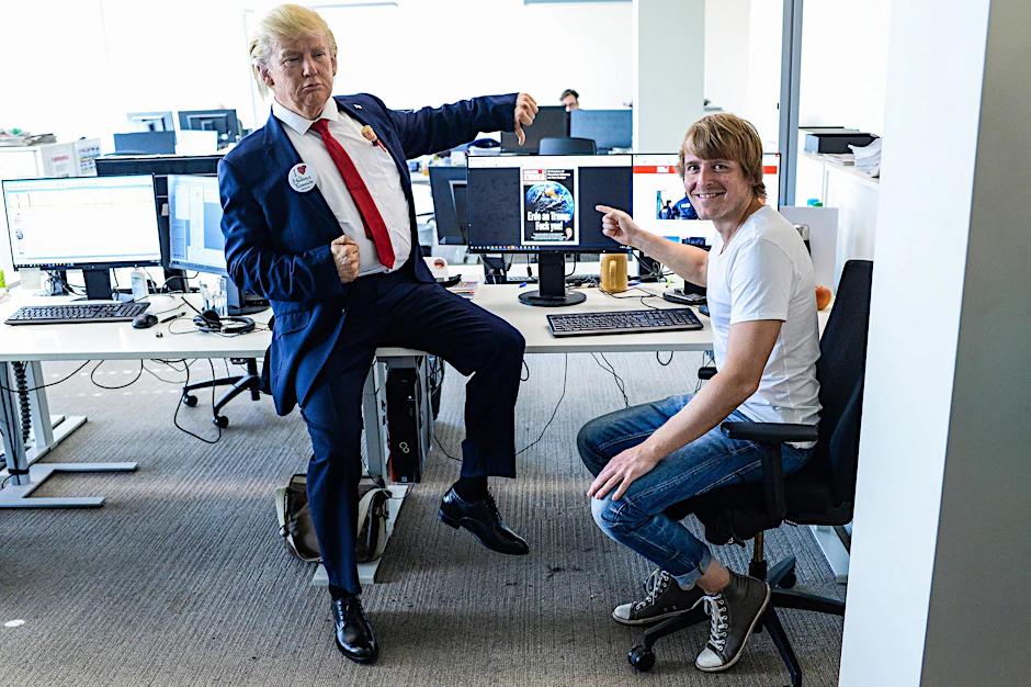 Die Kurier-Titelseite „Erde an Trump: Fuck you!“ ging letztes Jahr viral. Unser Redakteur findet das gut, das Trump-Double natürlich nicht. 