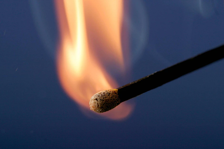 Ein brennendes Streichholz (Symbolfoto).