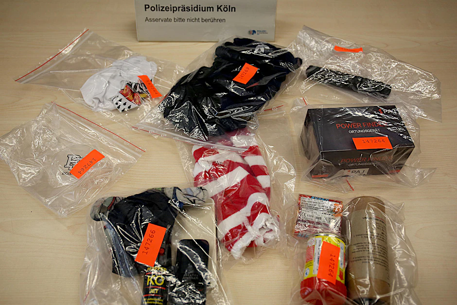 Nach dem Angriff auf einen Fanbus des 1. FC Union Berlin in Köln hat die Polizei 28 Personen festgenommen und Sturmhauben, pyrotechnisches Material, Schlagstöcke und ein Ortungsgerät konfisziert.. 
