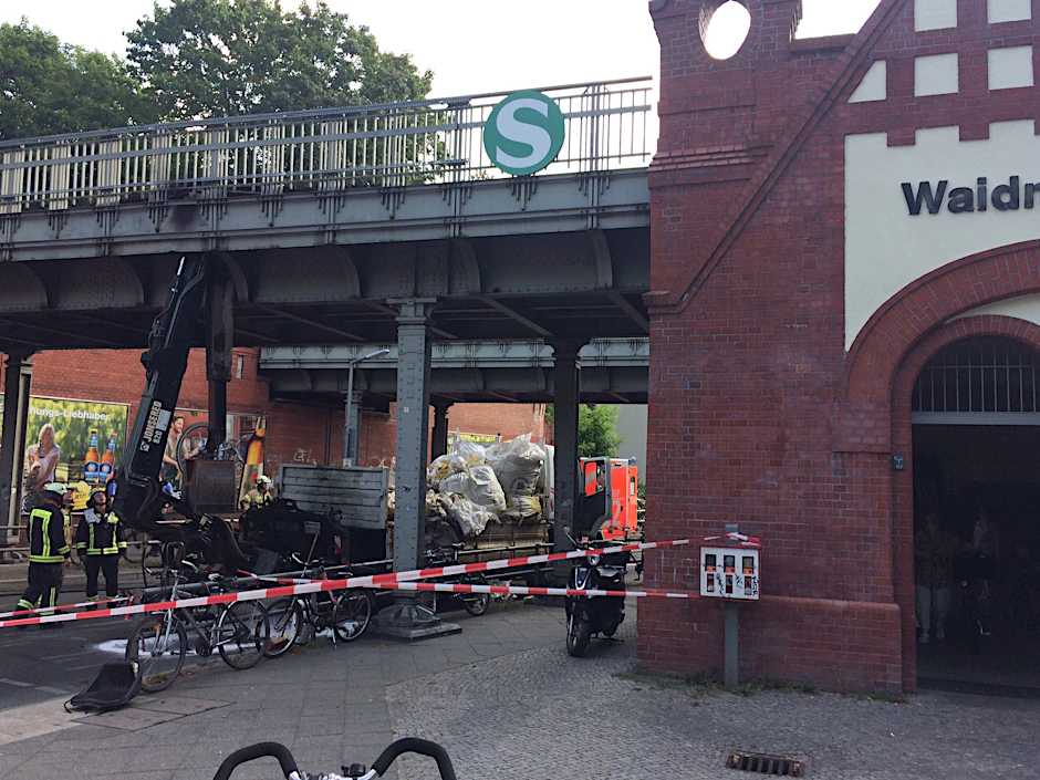 8. August 2018, Reinickendorf: Ein Lastwagen ist in Berlin-Reinickendorf gegen eine Brücke gefahren.