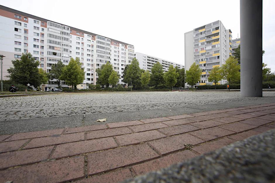 Der Prerower Platz in Hohenschönhausen ist derzeit noch eine triste Pflasterwüste. Dort könnte bald eine große Kunsthalle entstehen.