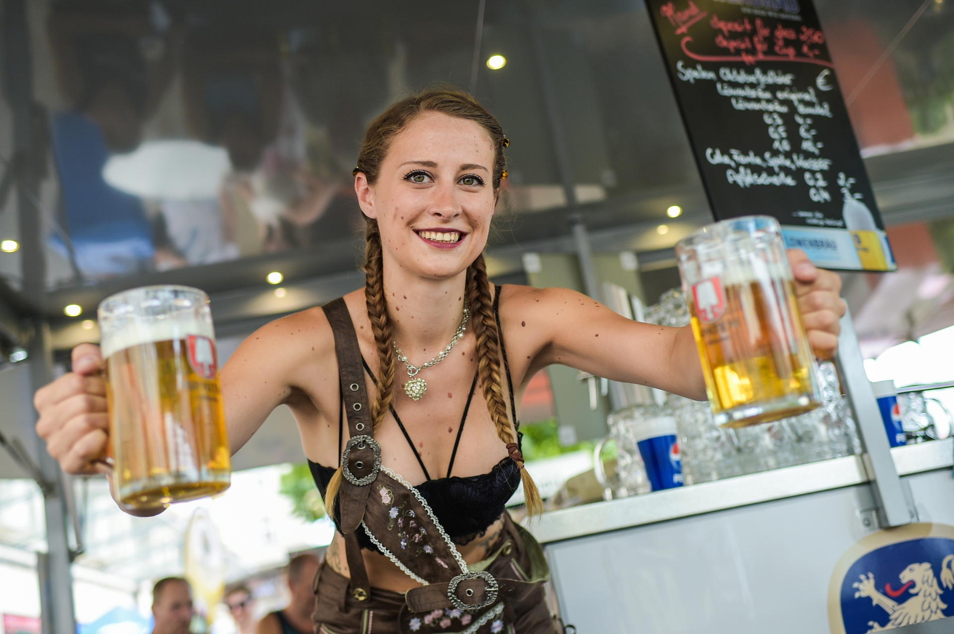 Prost! Nadine jobbt nur in BH und Lederhose.